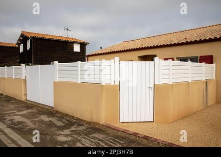 Recinzione in vinile bianco contemporaneo giardino cortile circostante proteggere la casa con porta portale Foto Stock