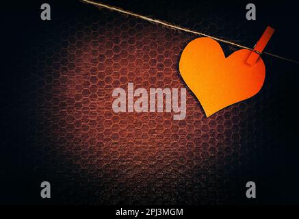 Vignettatura Foto di cuore Rosso forma sulla corda sul primo piano di sfondo Vecchio Foto Stock