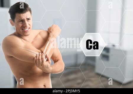 Ruolo del calcio per l'uomo. Uomo che soffre di dolore al gomito, composizione digitale con illustrazione dell'osso del braccio Foto Stock