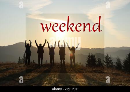 Ciao Weekend. Gruppo di amici che si godono l'alba in montagna, vista sul retro Foto Stock