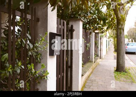 Cassetta postale in metallo nero all'aperto vicino all'ingresso il giorno della primavera Foto Stock