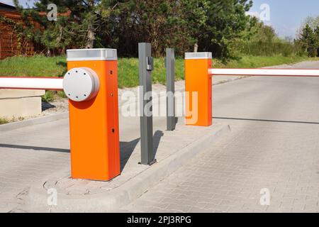 Barriere stradali arancioni all'aperto nelle giornate di sole Foto Stock