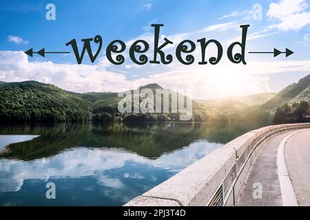 Buon fine settimana. Bella vista della strada lungo il lago nelle giornate di sole Foto Stock