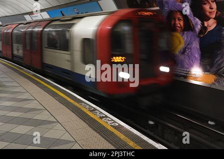 Londra, Regno Unito - 02 febbraio 2019: Stazione della metropolitana di Londra, in quanto il treno della linea centrale sta arrivando dietro la linea gialla con attenzione al Gap Warning Foto Stock