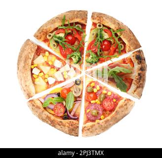 Fette di diverse pizze gustose su sfondo bianco, vista dall'alto Foto Stock