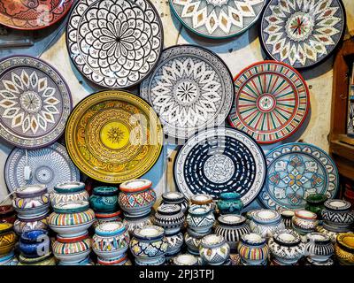 Ciotole o tazze decorate a mano in mostra al tradizionale souk - mercato di strada in Marocco Foto Stock