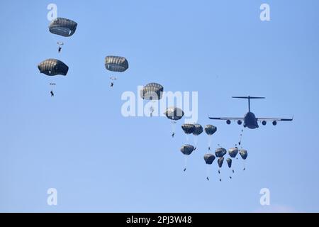 Pordenone, Italia. 22nd Mar, 2023. I soldati conducono un'operazione aerea su Pordenone (Italia), 22 marzo 2023, in commemorazione del 20th° anniversario del Northern Delay, un'operazione di paracadute da combattimento su larga scala in Iraq. Credito: USA Army/ZUMA Press Wire Service/ZUMAPRESS.com/Alamy Notizie dal vivo Foto Stock