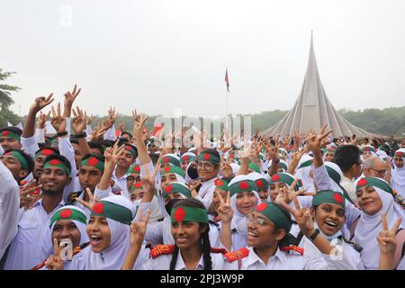 Le persone di ogni genere di vita hanno reso omaggio ai combattenti per la libertà del National Martyrs' Memorial, il 52nd° anniversario dell’ingresso del Bangladesh Foto Stock