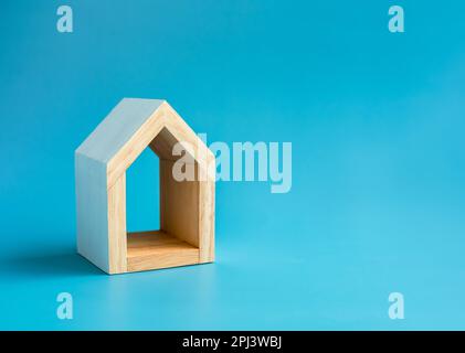 Casa, casa, famiglia, immobiliare, concetti di proprietà. Piccola casa bianca in legno miniaturizzata con area vuota all'interno per testo o logo isolato su bl Foto Stock