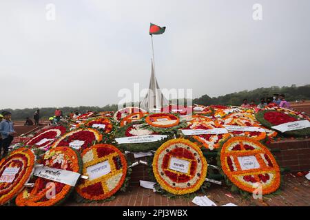 Le persone di ogni genere di vita hanno reso omaggio ai combattenti per la libertà del National Martyrs' Memorial, il 52nd° anniversario dell’ingresso del Bangladesh Foto Stock