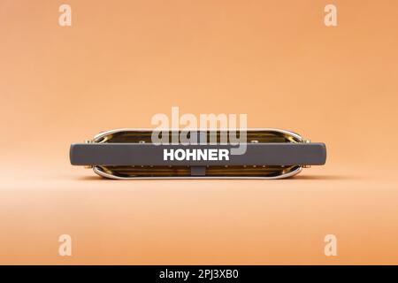 Hohner Rocket armonica diatonica professionale con la parte inferiore nel telaio. Su sfondo marrone chiaro Foto Stock