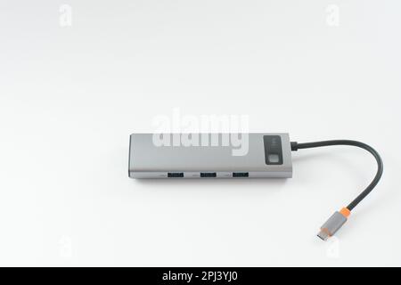 Adattatore per laptop con adattatori tipo c, usb c, TF Micro SD da 60 MB s, 4K HD. adattatore su sfondo bianco. Foto Stock