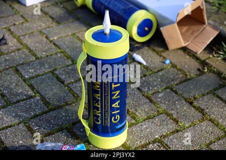 Piccoli cilindri di protossido di azoto (gas esilarante) e palloncini  utilizzato da alcune persone come un quadro giuridico di alta Foto stock -  Alamy