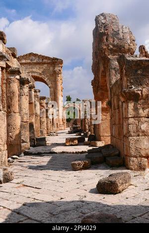Arco storico di Adriano presso la necropoli al-Bass Tiro in Libano Foto Stock