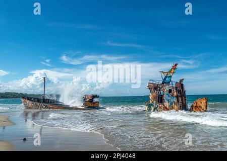 A Manzanillo, passeggia lungo la spiaggia senza fine, Playa Grande, con il suo famoso naufragio, e individua gli enormi greggi di pellicani che passano una volta i Foto Stock