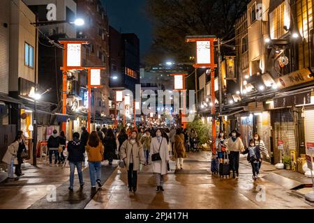Strada notturna nel tradizionale quartiere Asakusa di Tokyo, Giappone Foto Stock