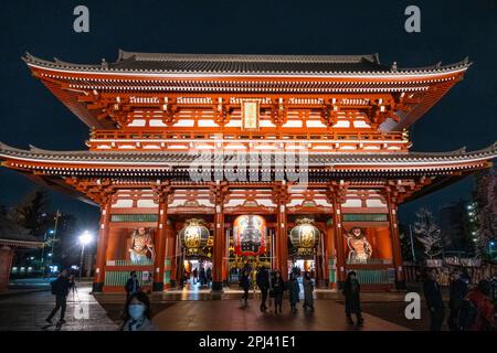 Vista notturna del Tempio di Sensoji ad Asakusa, Tokyo, Giappone Foto Stock