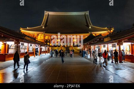 Vista notturna del Tempio di Sensoji ad Asakusa, Tokyo, Giappone Foto Stock