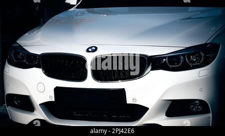 Vista frontale della berlina BMW Foto Stock