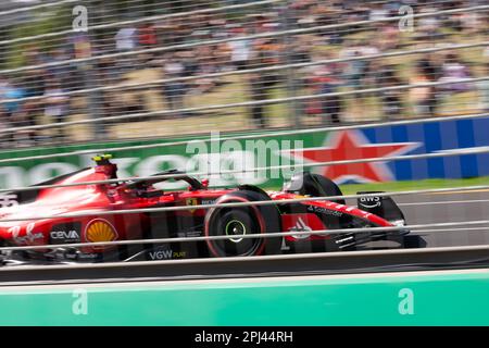 Melbourne, Australia, 31 marzo 2023. Carlos Sainz (55) guida per la Scuderia Ferrari durante le prove di Formula 1 al Gran Premio d'Australia di Formula uno del 31 marzo 2023, al circuito Grand Prix di Melbourne ad Albert Park, Australia. Credit: Dave Hewison/Speed Media/Alamy Live News Foto Stock