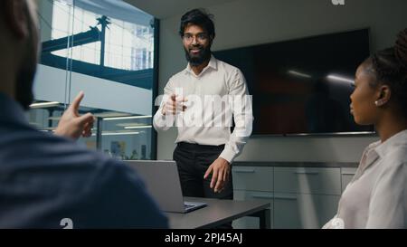 Arabo indiano uomo d'affari uomo leader uomo mentore rapporto condividere idea startup progetto presentazione aziendale formazione ufficio riunione multirazziale Foto Stock
