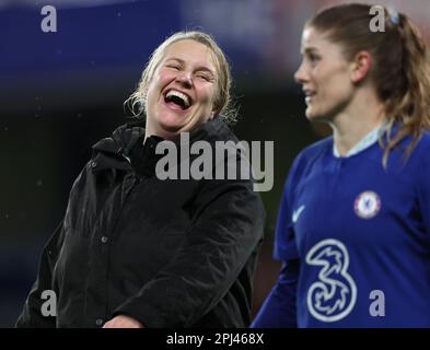 Londra, Regno Unito. 30th Mar, 2023. Emma Hayes, Manager di Chelsea festeggia con Maren Mjelde di Chelsea dopo la partita della UEFA Womens Champions League a Stamford Bridge, Londra. Il credito dell'immagine dovrebbe essere: Paul Terry/Sportimage Credit: Sportimage/Alamy Live News Foto Stock