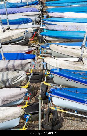 File di dinghiere blu e bianche conservate presso il Deben Yacht Club Woodbridge Foto Stock