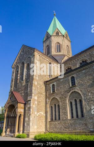 Di fronte alla storica chiesa di Ludgerus a Essen-Werden, Germania Foto Stock