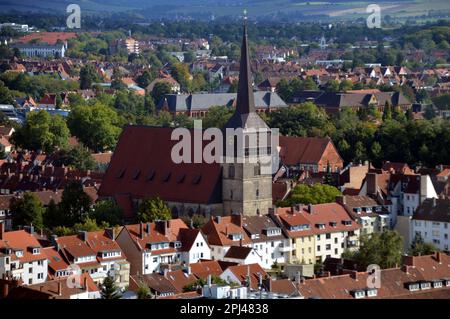 Germania, bassa Sassonia, Hildesheim: Vista della chiesa gotica di San Lamberti (1474 m) dalla torre di San Andreas, a 114,35 metri, il più alto di L Foto Stock