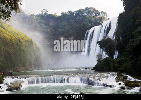 Repubblica popolare Cinese, Provincia di Guizhou, Anshun: Cascate di Huangguoshu, 77,8 metri di altezza, 81 metri di larghezza, La cascata più grande della Cina. Foto Stock