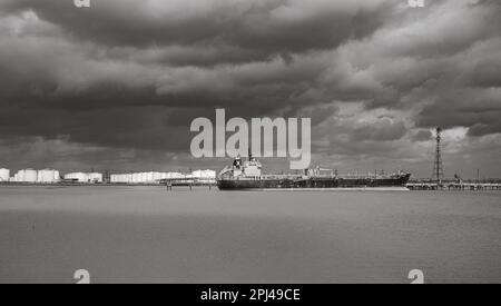 La petroliera Alkea per prodotti chimici o petroliferi si è ormeggiata presso i terminali del Navigator Thames, l'impianto di stoccaggio di combustibili e sostanze chimiche di Thurrock, nell'Essex, nel Regno Unito, il giorno Foto Stock