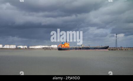 La petroliera Alkea per prodotti chimici o petroliferi si è ormeggiata presso i terminali del Navigator Thames, l'impianto di stoccaggio di combustibili e sostanze chimiche di Thurrock, nell'Essex, nel Regno Unito, il giorno Foto Stock