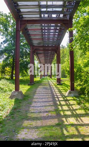 Ponte di acciaio nello storico complesso industriale Zollverein di Essen, Germania Foto Stock