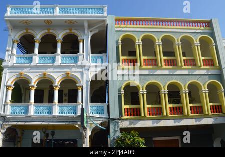 Thailandia, Isola di Phuket, Città di Phuket: Restaurate le case sino-portoghesi su Soi Rommanee. Foto Stock