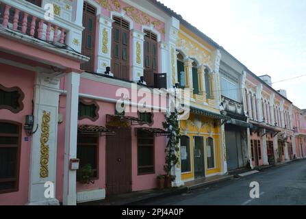 Thailandia, Isola di Phuket, Città di Phuket: Restaurate le case sino-portoghesi su Soi Rommanee. Foto Stock