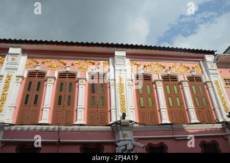 Thailandia, Isola di Phuket, Città di Phuket: Restaurate le case sino-portoghesi su Soi Rommanee. Foto Stock