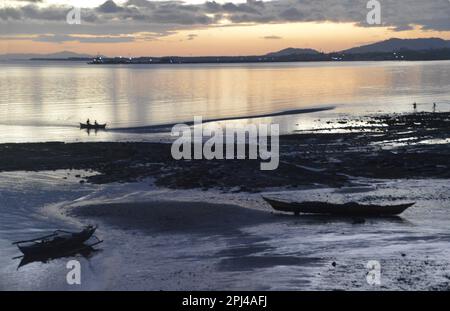 Filippine, Samar Island, Calbayog City: Scena tranquilla al tramonto sulla costa nord-orientale. Foto Stock