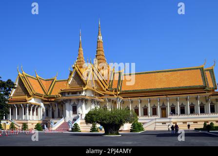 Cambogia, Phnom Penh: La Sala del Trono (Preah Tineang Tevea Vinichhay) del Palazzo reale, in tradizionale stile Khmer, è stata inaugurata dal re Sisow Foto Stock