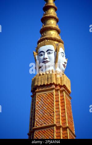 Cambogia, Phnom Penh: Il volto sulla guglia principale della Sala del Trono (Preah Tineang Tevea Vinichhay) del Palazzo reale, è stato ispirato dal Ba Foto Stock