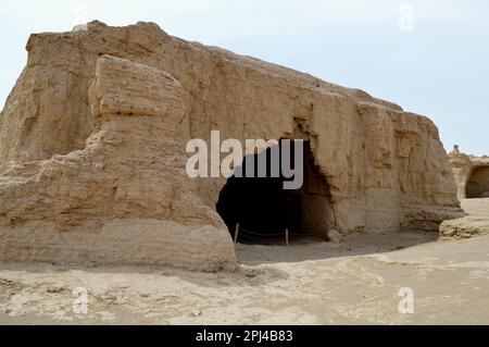 Repubblica popolare Cinese, Provincia di Xinjiang, Turpan: Jiaohe città in rovina sorge su un altopiano tra due profonde valli fluviali. Era capitale o Foto Stock