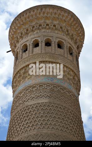 Uzbekistan, Bukhara: Il Minareto Kalyan, costruito nel 1127, è il fulcro del complesso po-i-Kalyan, alto 45,6 metri, e decorato con 14 bande di f Foto Stock