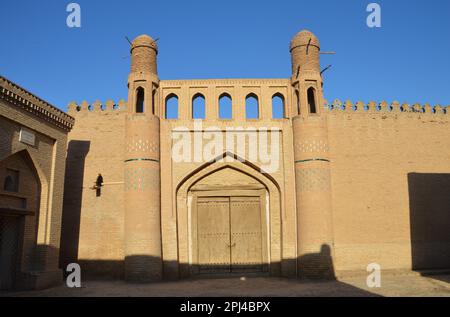 Uzbekistan, Provincia Khorezm, Khiva, una città fortificata e desertica fondata all'inizio del millennio: La porta di Ichan Kala. Foto Stock