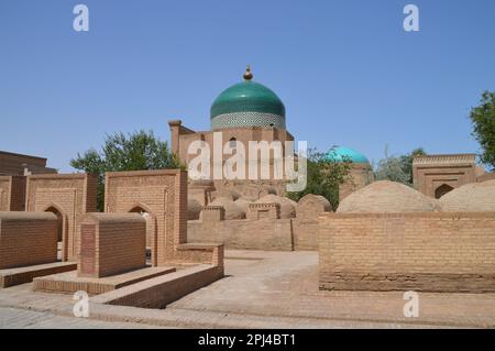 Uzbekistan, Provincia Khorezm, Khiva, una città fortificata, deserta fondata circa l'inizio del millennio: Cupola del Mahmud Pahlavan Mausoleo con Foto Stock