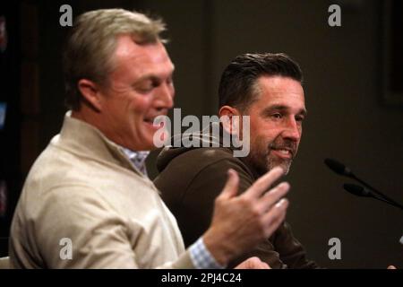 Santa Clara, Stati Uniti. 01st Feb, 2023. John Lynch, direttore generale di San Francisco 49ers, partì e dirigette l'allenatore Kyle Shanahan durante una conferenza stampa il 1 febbraio 2023 a Santa Clara, California. (Foto di Aric Crabb/Bay Area News Group/TNS/Sipa USA) Credit: Sipa USA/Alamy Live News Foto Stock