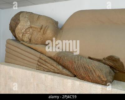 Tagikistan, Dushanbe, capitale, Museo Nazionale: Il Buddha sdraiato risale a circa 6th ° secolo d.C., e fu scoperto nel 1960s nel r Foto Stock