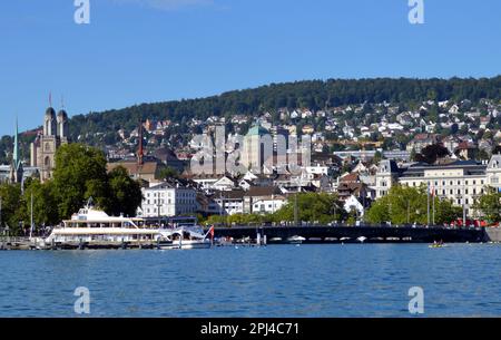 Svizzera, Zurigo: Terminal delle navi da crociera a Bürkliplatz, con il Quaibrücke, il primo ponte sul fiume Limmat e il Grossmünster nel bac Foto Stock