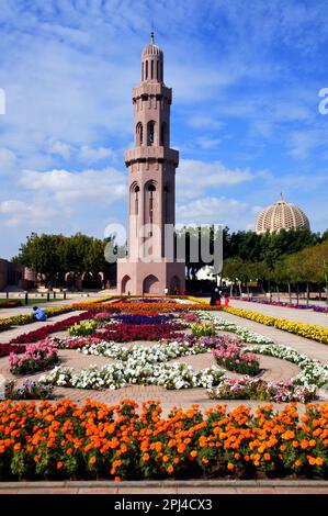 Oman, Muscat: Giardini colorati della Grande Moschea del Sultano Qaboos, dedicata il 4th maggio 2001 (10th Safar 1422). Foto Stock