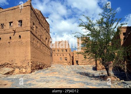 Oman, al Hamra: Gli edifici tradizionali in mattoni di fango nel vecchio quartiere sono per lo più vuoti e deserti. Foto Stock