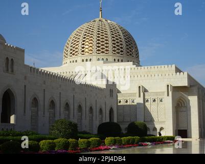 Oman, Muscat: L'ingresso principale e la cupola della Grande Moschea del Sultano Qaboos, dedicata il 4th maggio 2001 (10th Safar 1422). Foto Stock