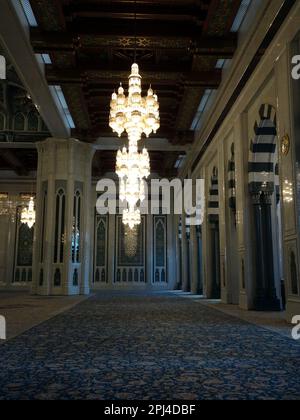 Oman, Muscat: Parte della sala di preghiera principale della Grande Moschea del Sultano Qaboos. Le pareti sono rivestite in bianco sporco P e marmo grigio scuro del Bardiglio Foto Stock